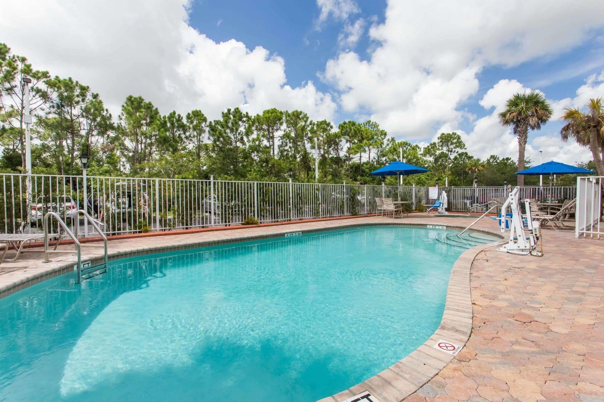 Days Inn & Suites By Wyndham Fort Pierce I-95 Dış mekan fotoğraf