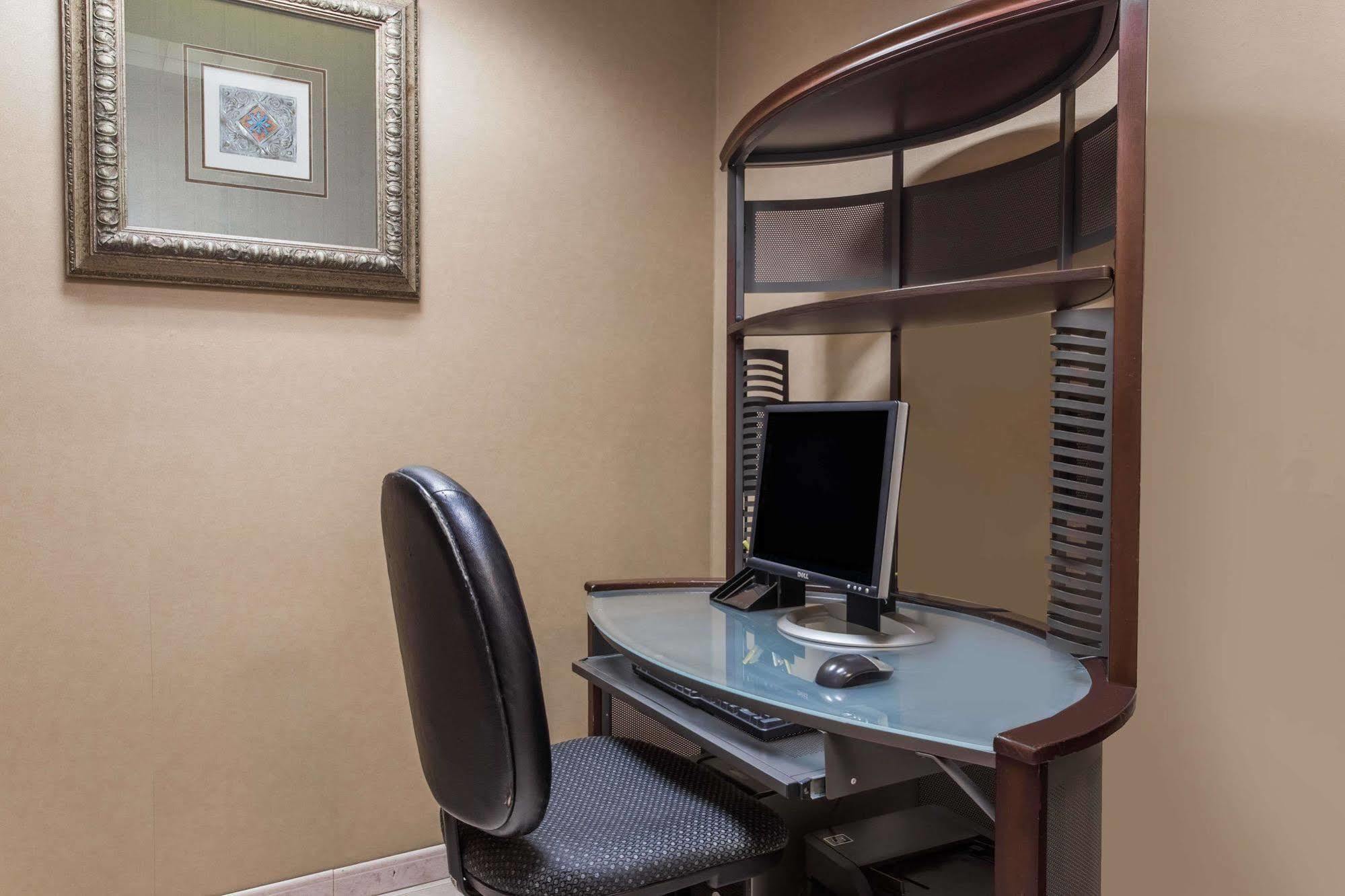 Days Inn & Suites By Wyndham Fort Pierce I-95 Dış mekan fotoğraf