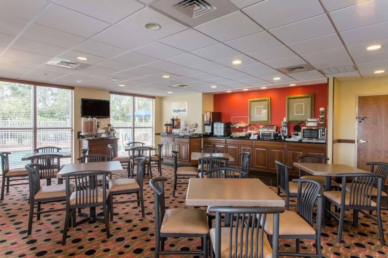 Days Inn & Suites By Wyndham Fort Pierce I-95 Dış mekan fotoğraf